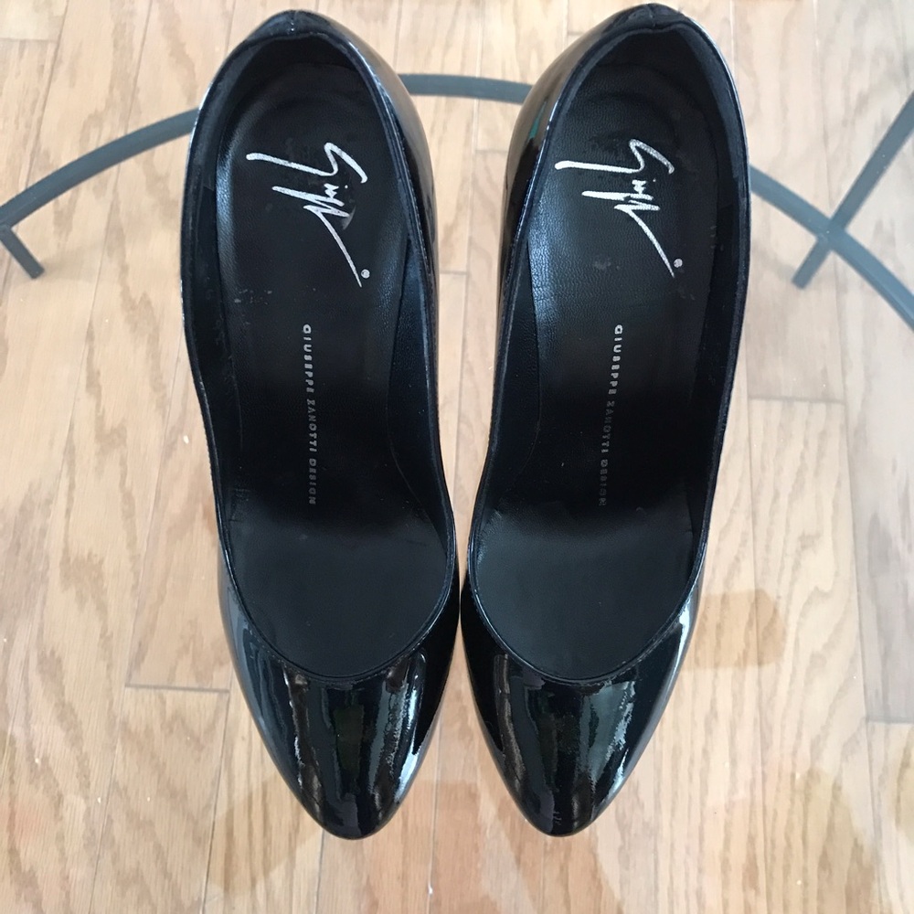 Giuseppe Zanotti round toe heel